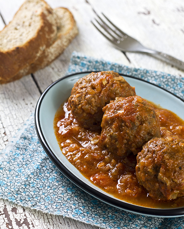 Albóndigas tradicionales con salsa de tomate y pan